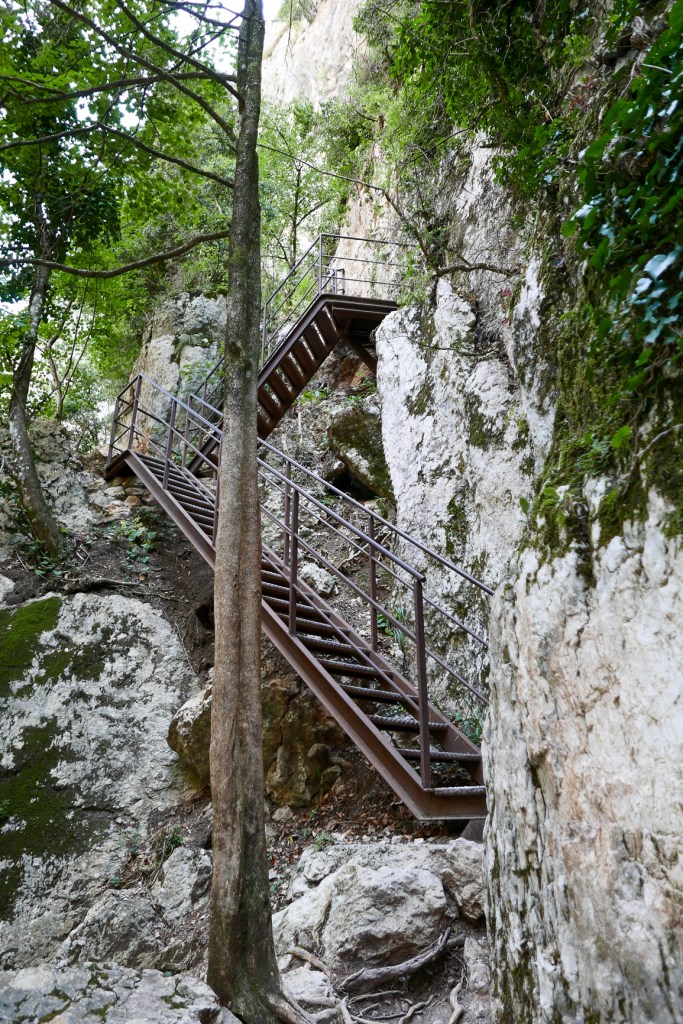 Sentier de l’Imbut dans les Gorges du Verdon, randonnée spectaculaire le long de falaises escarpées et panorama vertigineux