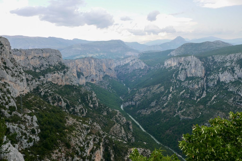 Vue impressionnante sur les falaises du Verdon depuis la Route des Crêtes, randonnée panoramique avec gorges profondes et eaux turquoise