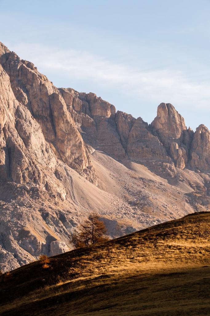 Lumière d’automne sur les sommets enneigés et les vallées dorées.