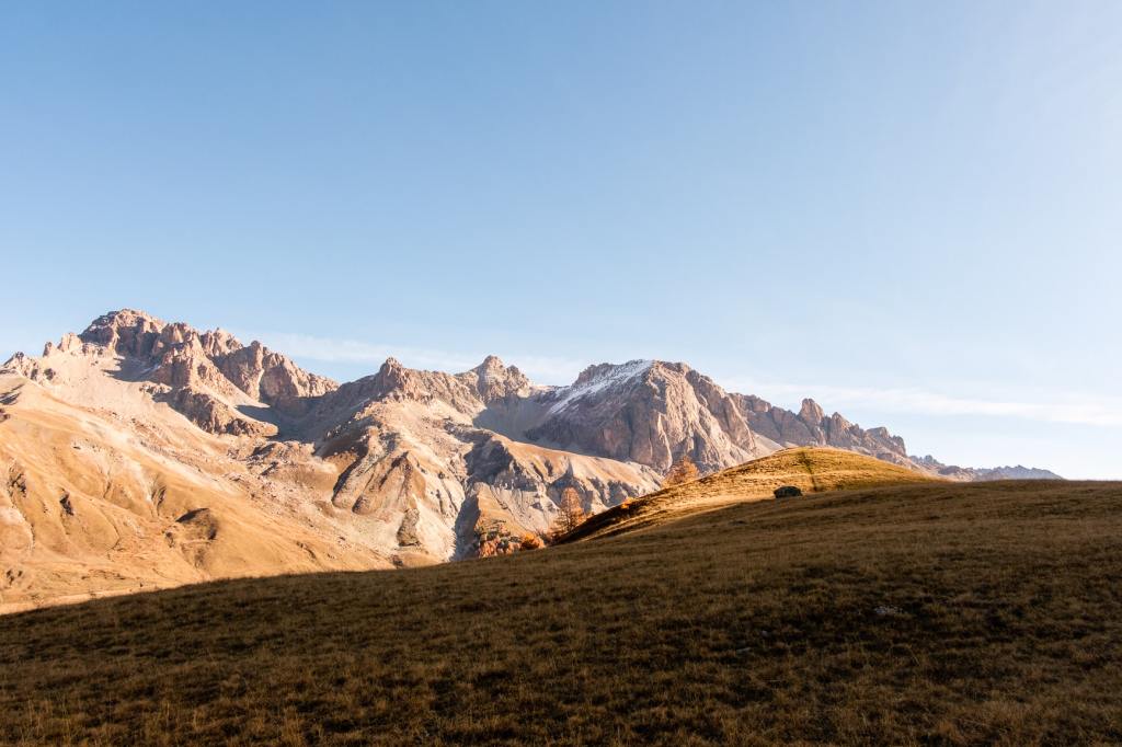 Vue panoramique des Alpes en octobre avec mélèzes flamboyants au col du Lautaret