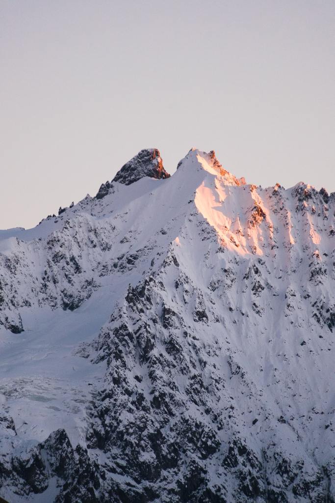 Sommet de montagne enneigé depuis le col du Lautaret à l'automne au coucher du soleil