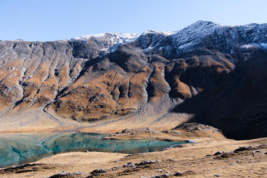 Reflets des montagnes et des couleurs dorées dans le lac du Goléon.