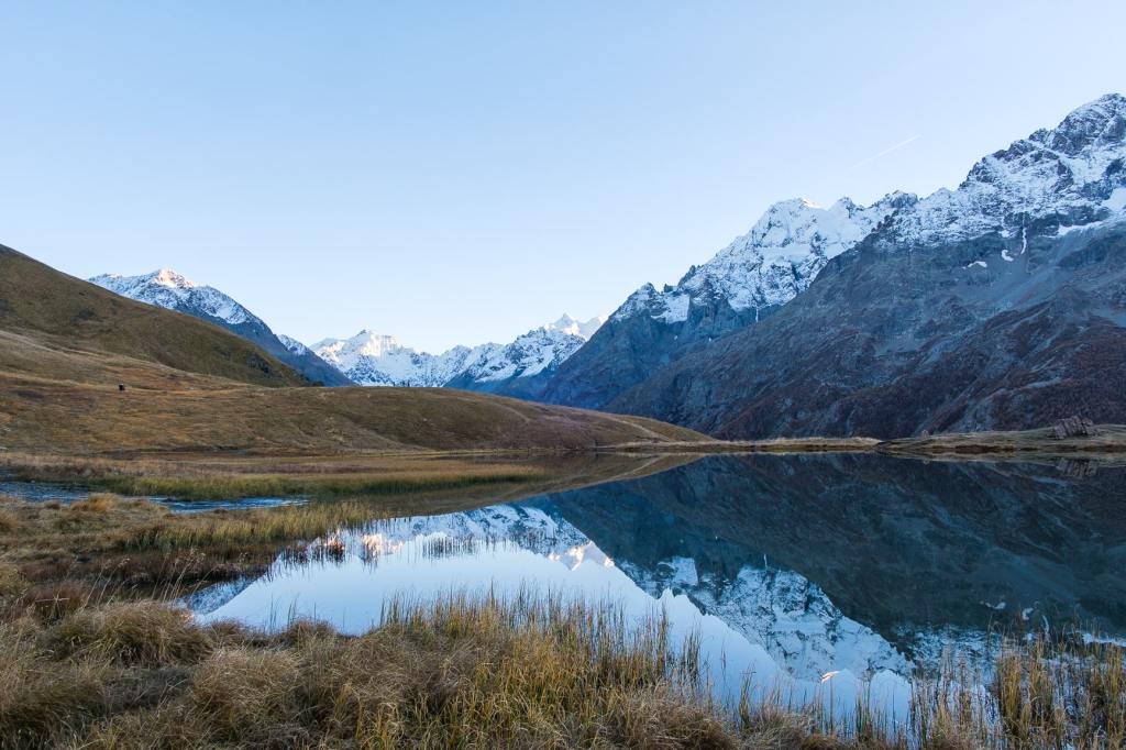 Petit lac de montagne entouré de couleurs d’automne dans les Écrins.
