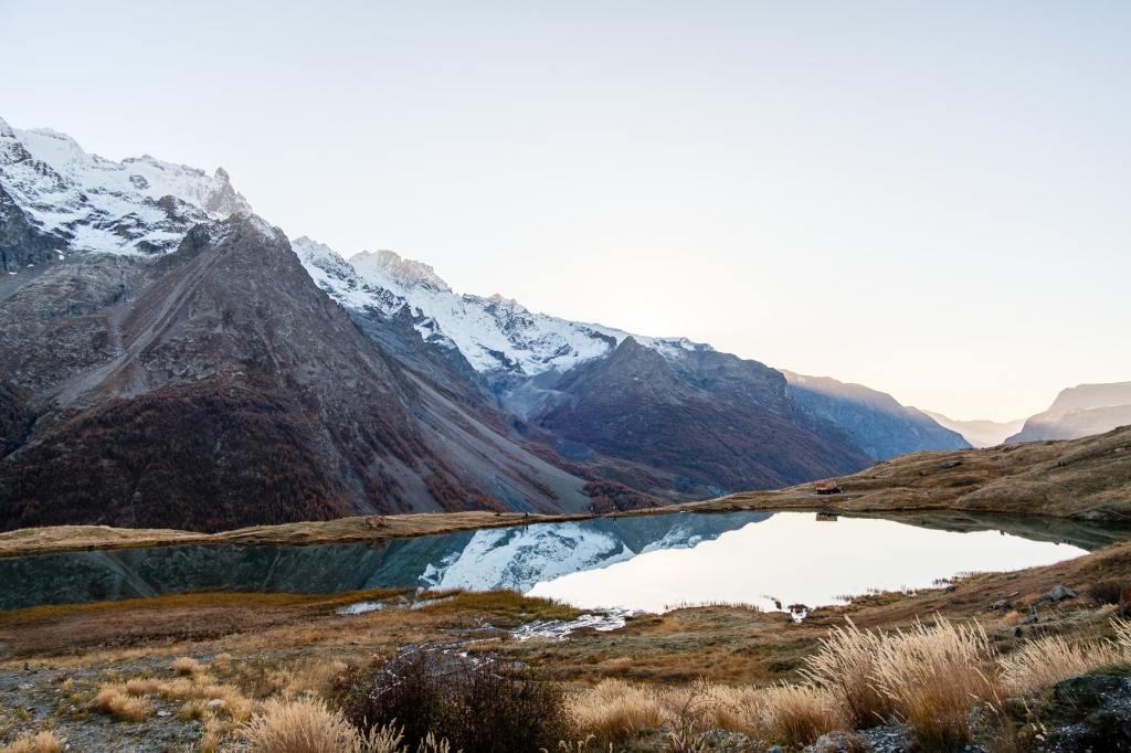 Vue panoramique sur le lac du Pontet en automne avec les glaciers en arrière-plan.