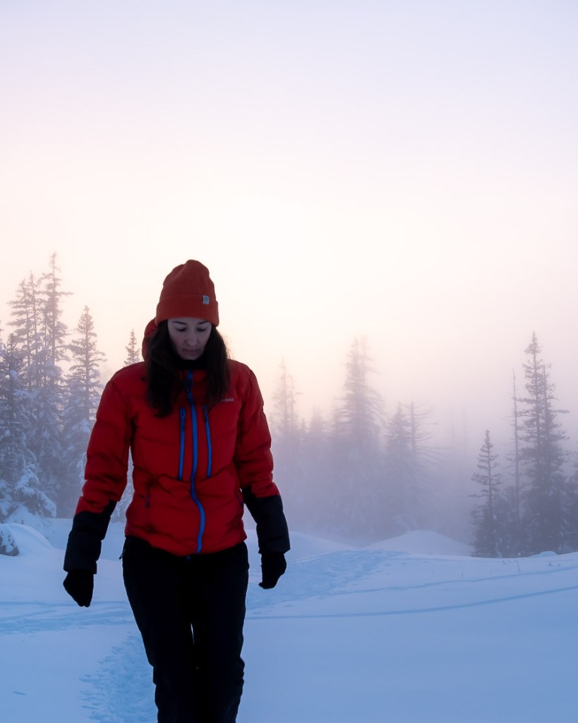 randonneuse dans la neige au coucher du soleil