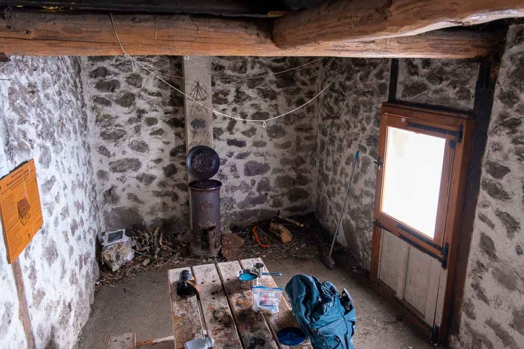Intérieur d’une cabane non gardée dans le Vercors