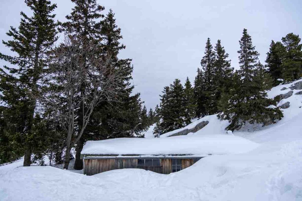 Ambiance bleutée du soir sur une cabane non gardée, juste avant la tombée de la nuit dans le Vercors.
