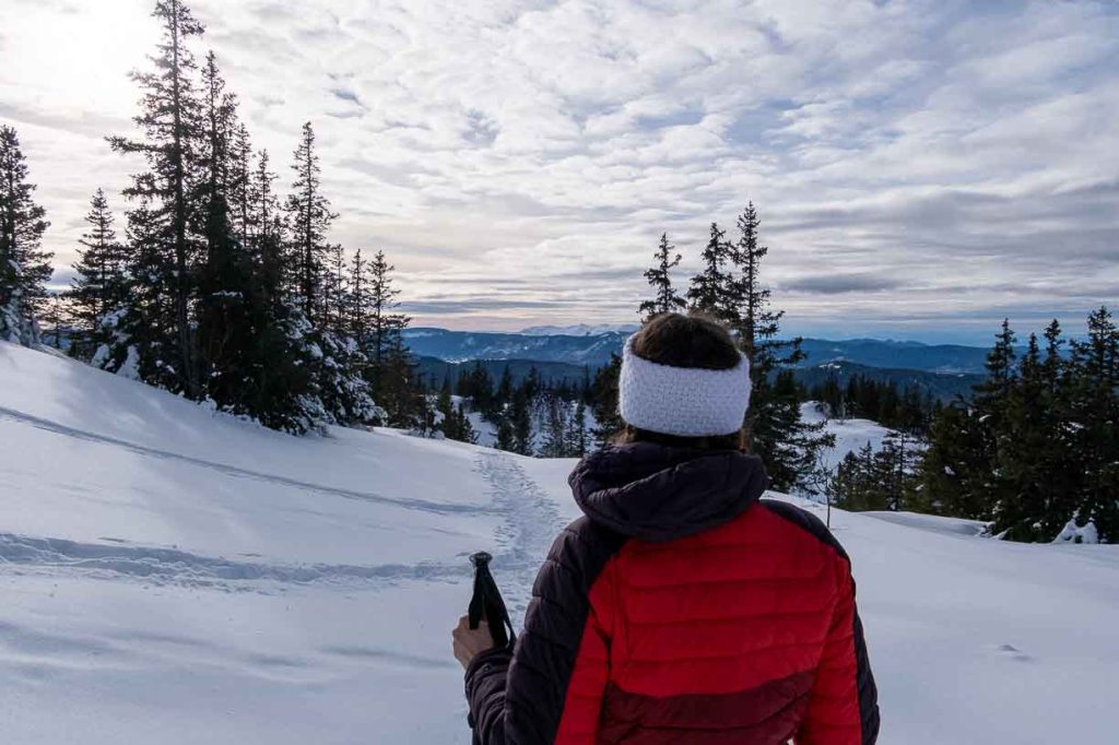 Coucher de soleil sur les Hauts Plateaux du Vercors avec randonneuse en premier plan