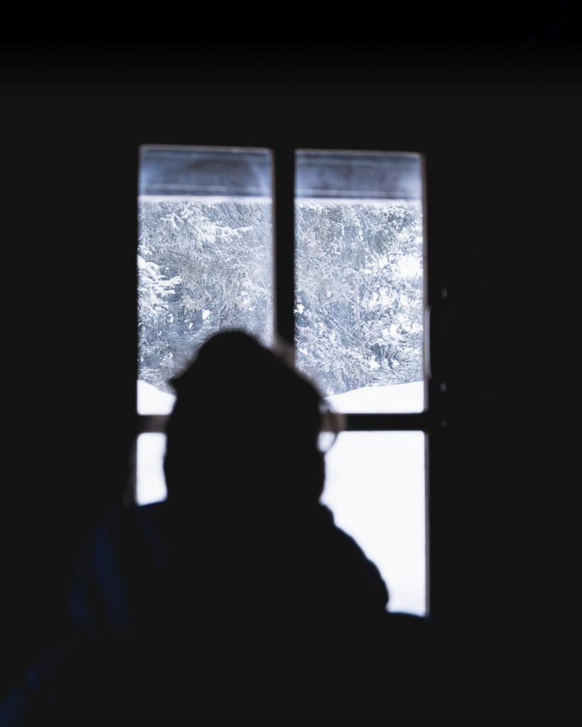 Vue depuis la fenêtre d’une cabane non gardée sur un panorama enneigé du Vercors.