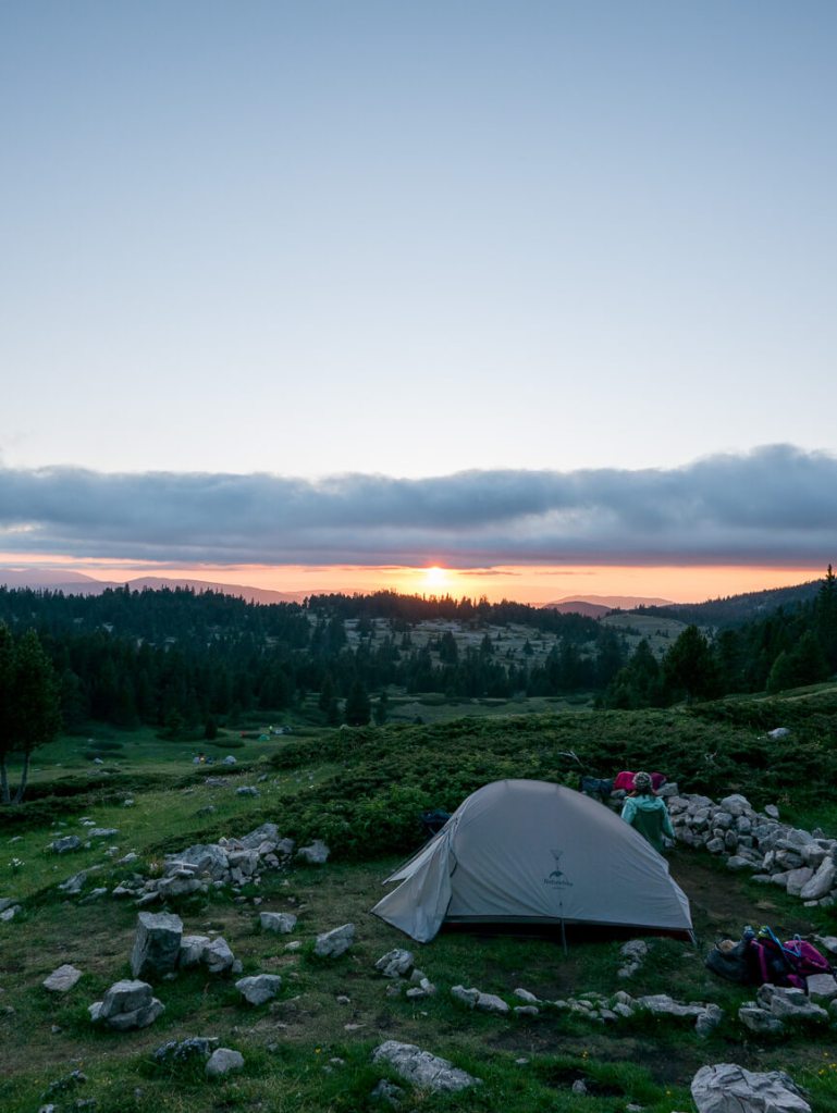 Tente installée au bord de la source de la Jasse du Play, ambiance de fin de journée.