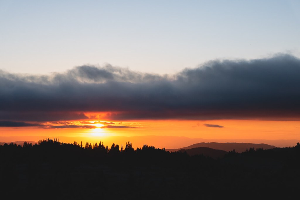 coucher de soleil dans le massif du vercors lors d'un trek de 3 jours