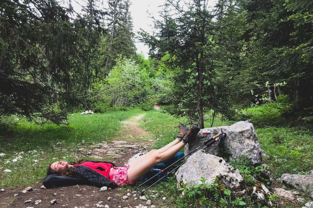randonneuse fatiguée sur un sentier de randonnée dans le vercors